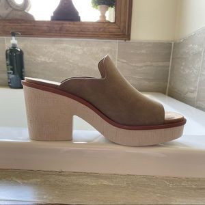 Pierre Dumas, size 7, brand new. Never worn